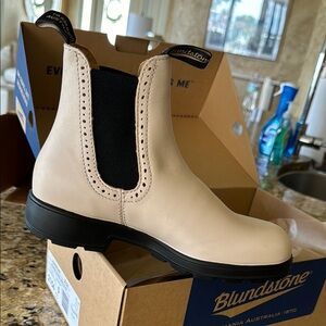 Blundstone Women's Cream Chelsea Boots